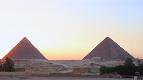 amanecer detrás de las grandes pirámides de giza