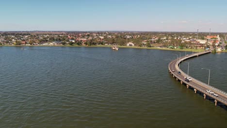 sobre el lago mulwala a lo largo del puente y acercándose al vapor de remos cumberoona