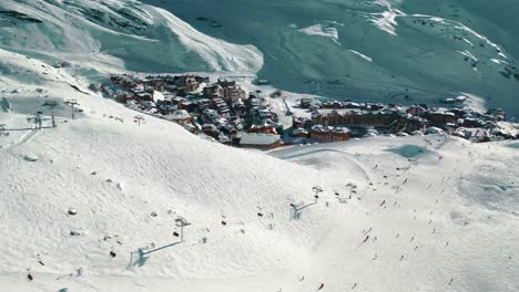 滑雪 - 瓦爾托倫斯滑雪場, 滑雪者和滑雪板運動員在山坡上