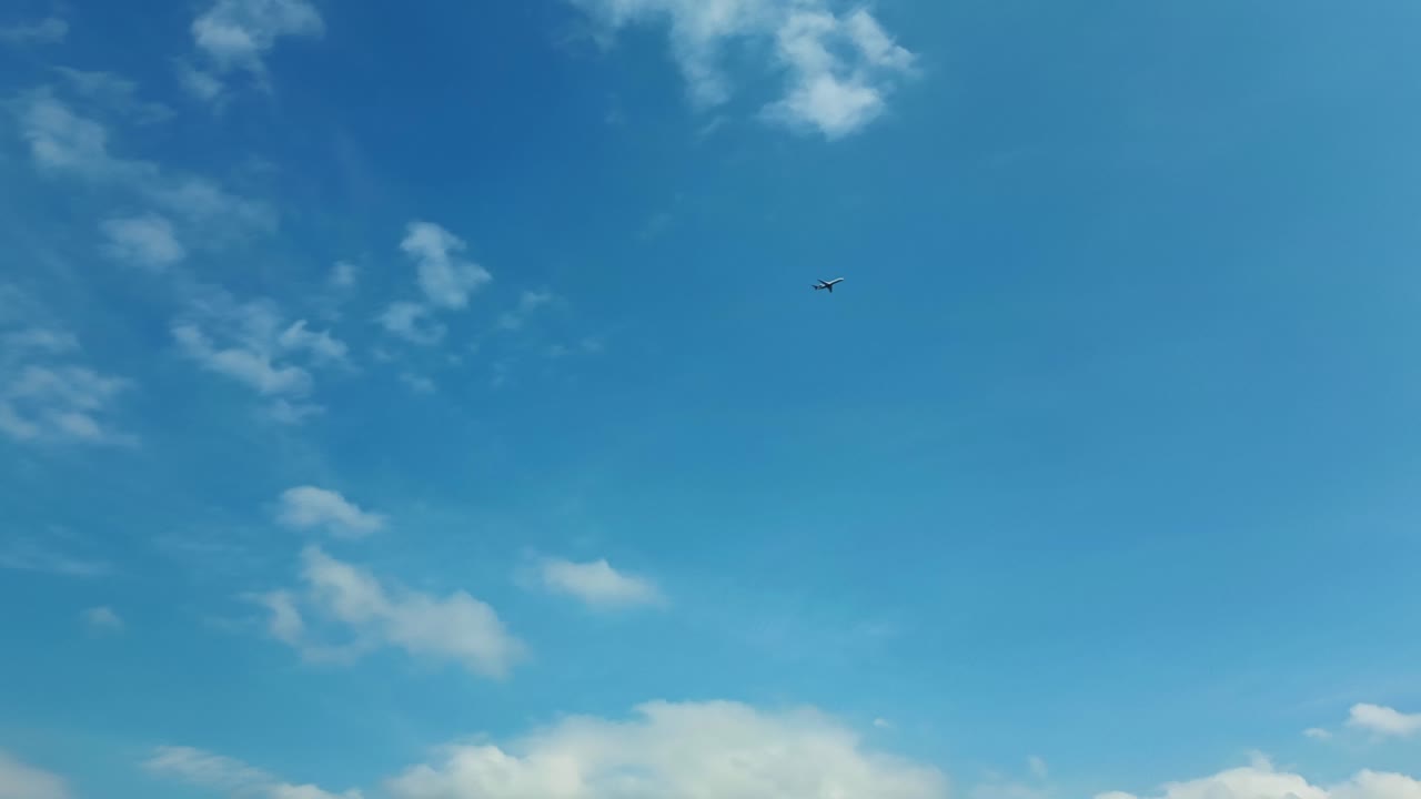 Klar blå himmel med flyvende fly – Optagelse fra lav vinkel.