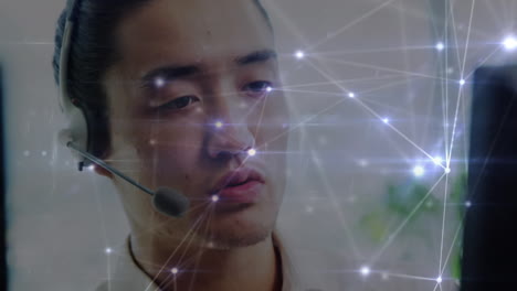animación de la red de conexiones a través de un hombre de negocios con auriculares de teléfono