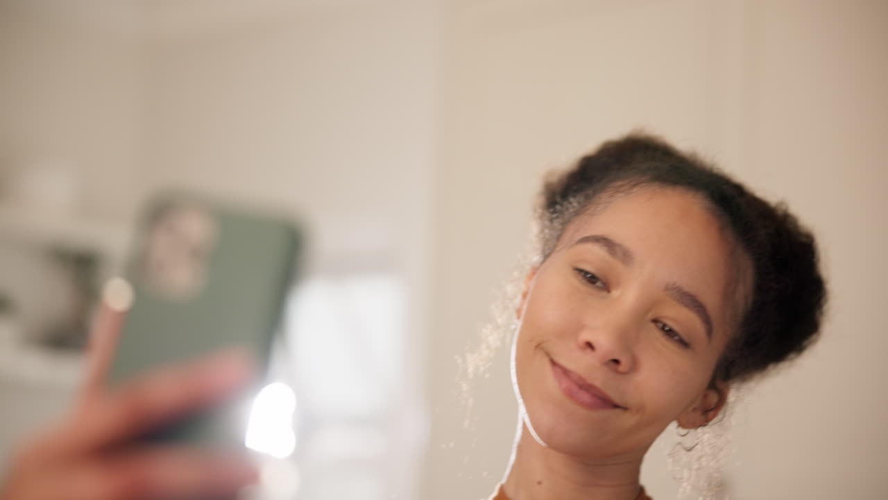 Selfie del viso, sorriso e donna felice in casa