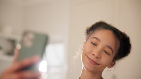cara selfie, sonrisa y mujer en casa con feliz
