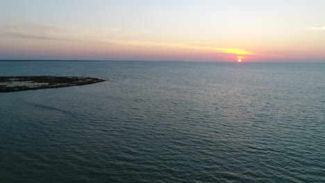 Toma-Aérea-De-La-Puesta-De-Sol-Sobre-La-Playa