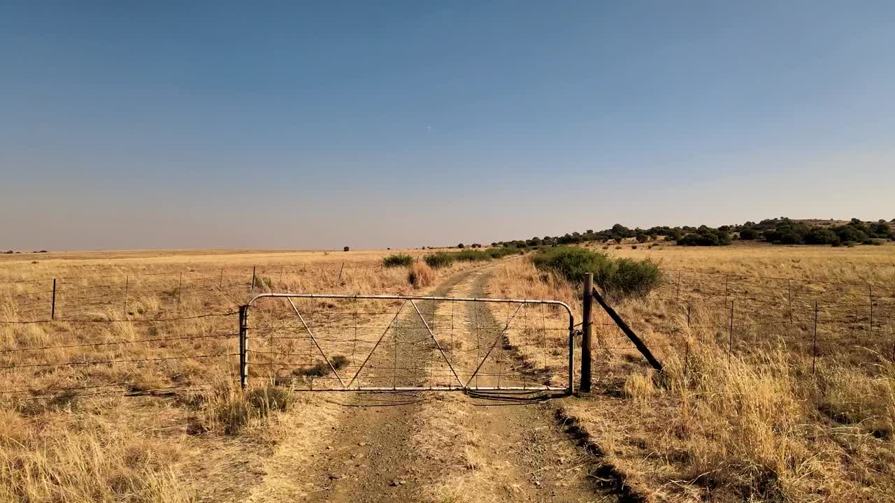 una puerta de granja oxidada en el karoo, sudáfrica, un recordatorio de la historia agrícola aislada en este remoto campo