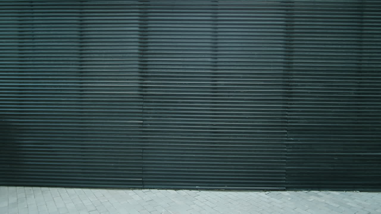 길거리에서 전기 스쿠터를 타고 있는 흑인 청년