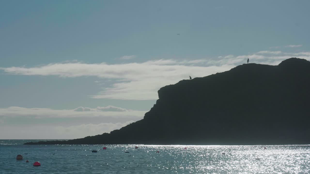 화창한 날 도싯, 룰워스 코브 해변의 4k 영화 풍경 사진