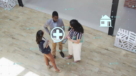 animación de iconos ecológicos y procesamiento de datos sobre diversos empresarios en la oficina