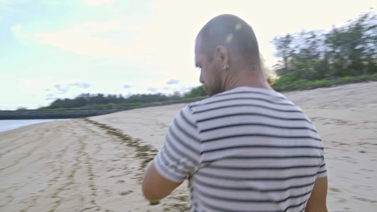 젊은 커플이 해변에서 만적인 산책을 하고 있다