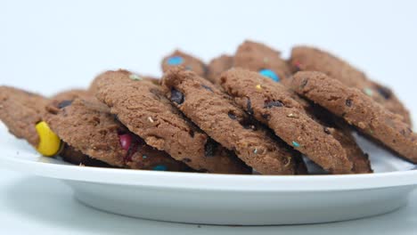 A-pile-of-white-chocolate-chip-close-up