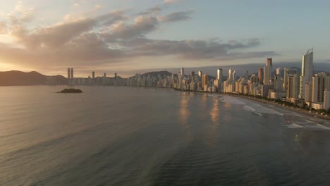 puesta de sol escénica en la ciudad turística de balneário camboriú en santa catarina, sur de brasil