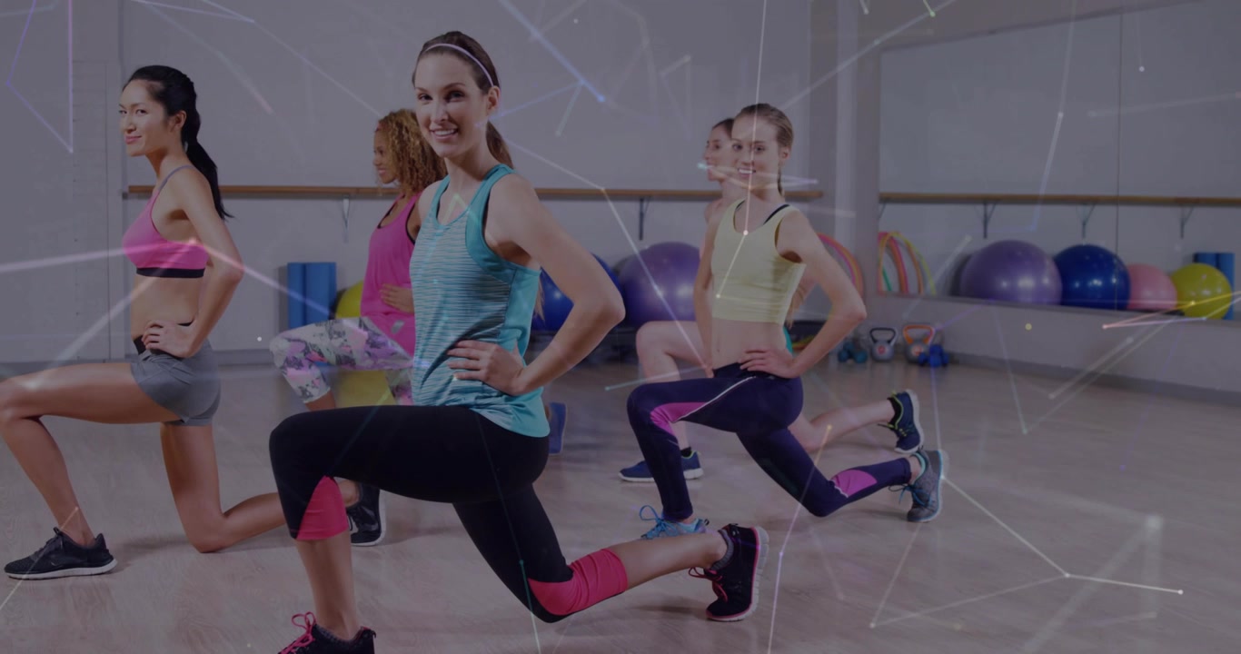 Cinque donne che, su indicazione dell'istruttore, eseguono affondi sincronizzati in palestra, con sovrapposizioni poligonali che mostrano la forma.