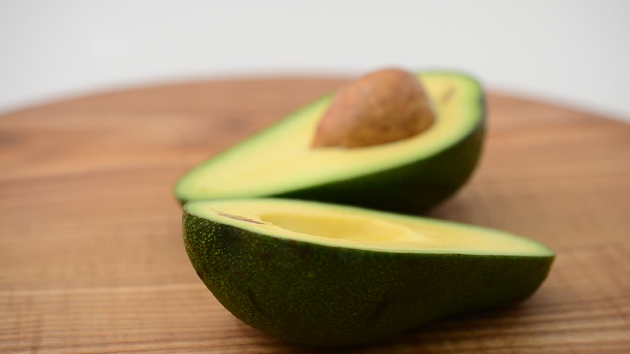 Aguacate en una tabla de cortar. Filmación en movimiento