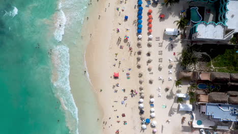 Filmische-Drohnenaufnahme-Nach-Unten-Von-Menschen-Am-Strand-In-Playa-Del-Carmen,-Mexiko