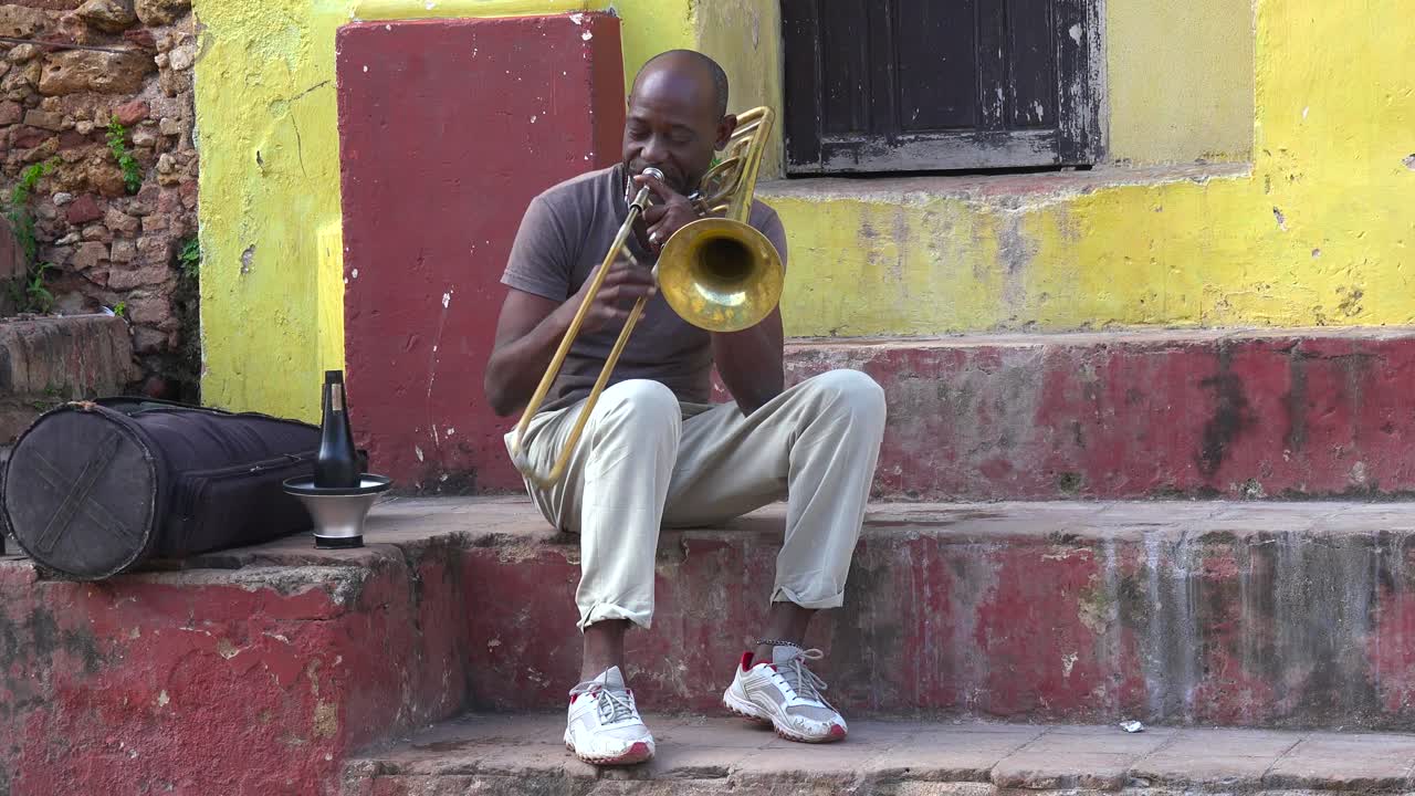 un hombre toca el trombón en las calles de la habana cuba