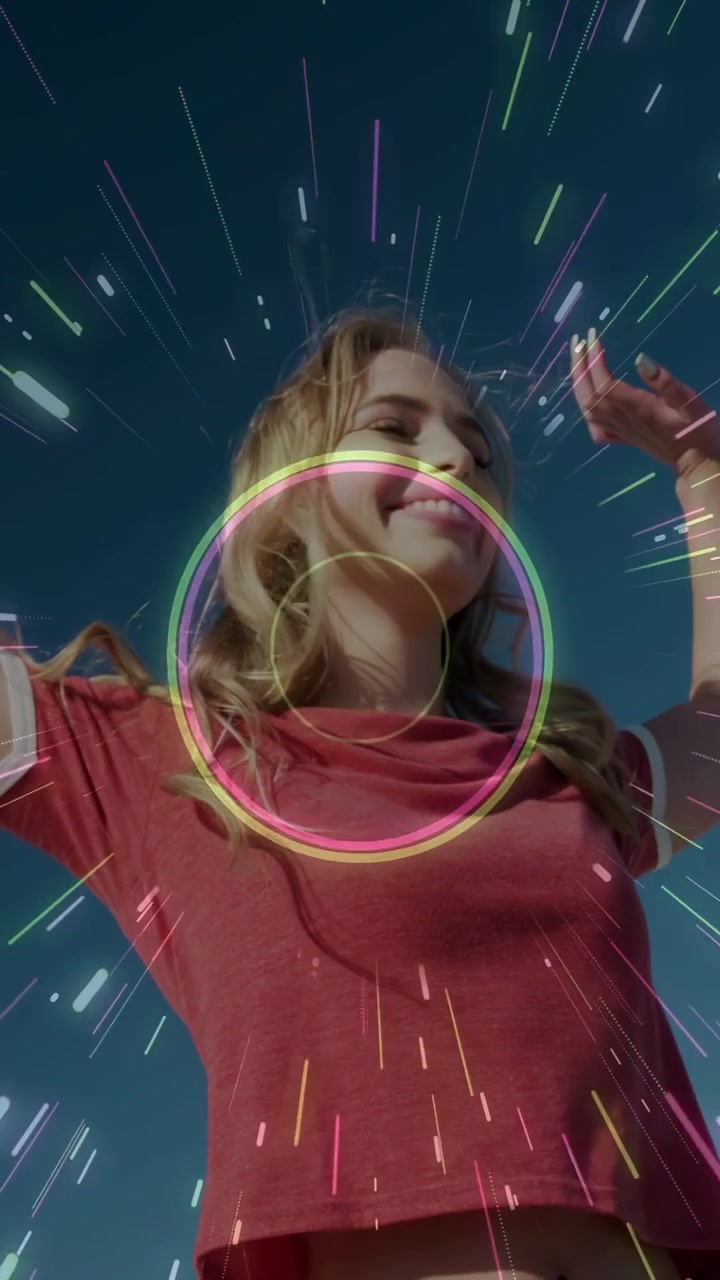 Donna che entra, si aggiusta la vita e alza le braccia mentre anelli al neon si allineano, promuovendo la moda.