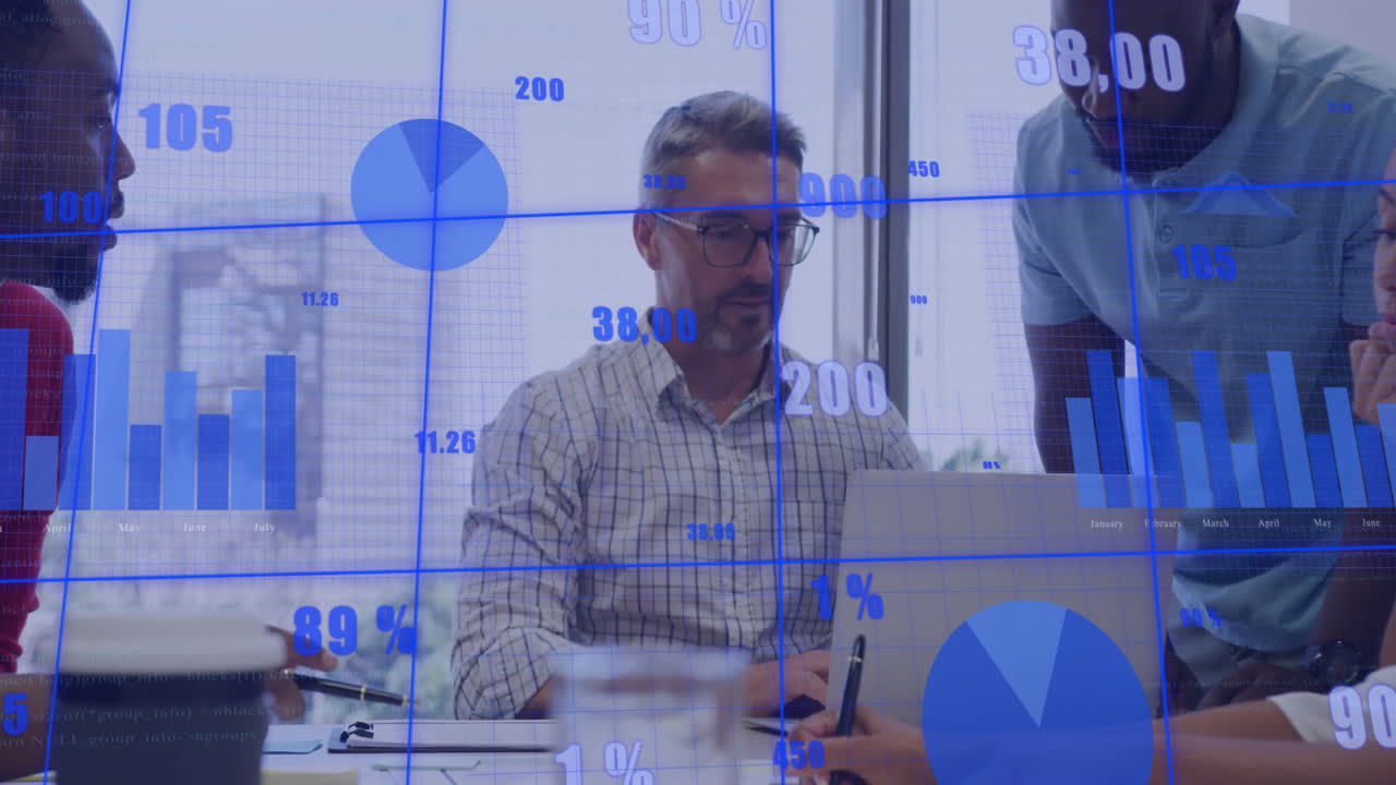 animación de procesamiento de datos y diagramas sobre diversos colegas hablando