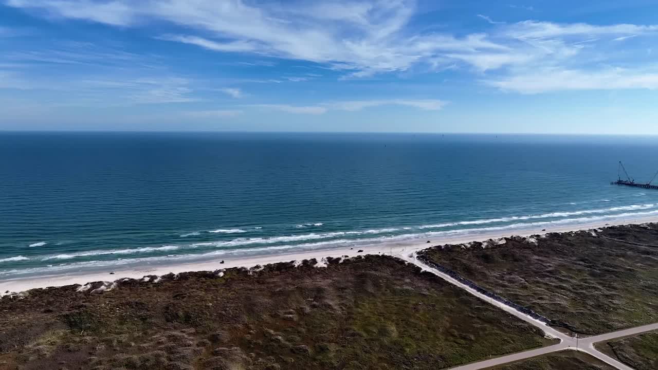 Vista panoramica aerea di un oceano blu in una giornata parzialmente nuvolosa in Texas