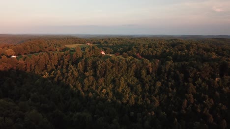 Drone-Acercándose-Al-Establo-De-Caballos-De-Kentucky