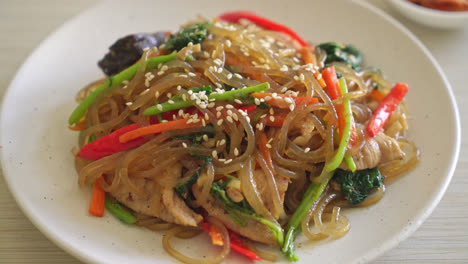 Japchae-O-Fideos-Vermicelli-Coreanos-Salteados-Con-Verduras-Y-Cerdo-Cubiertos-Con-Sésamo-Blanco---Estilo-De-Comida-Tradicional-Coreana