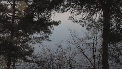 Calma-Del-Agua-Durante-La-Puesta-De-Sol-En-El-Lago-Vattern,-Suecia