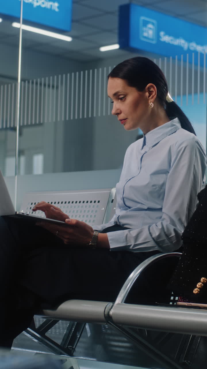 mujer de negocios esperando en el aeropuerto.
