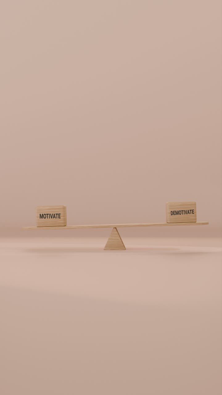 VIDEO VERTICALE DI MOTIVAZIONE E DEMOTIVAZIONE IN EQUILIBRIO SU UN'ALTEALENA