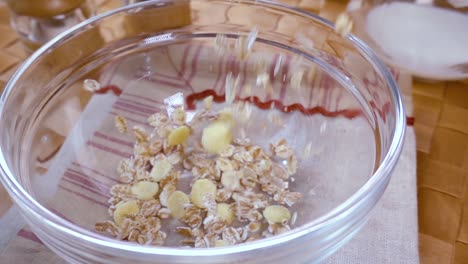muesli de cereales de grano entero en un tazón para un delicioso desayuno matutino con leche. cámara lenta con toma de seguimiento de rotación.