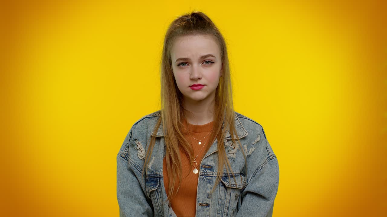 지친 슬픈 소녀는 손에 기대어, 지루한 무관심한 표정으로 카메라를 보고, 게으른, 잠자는