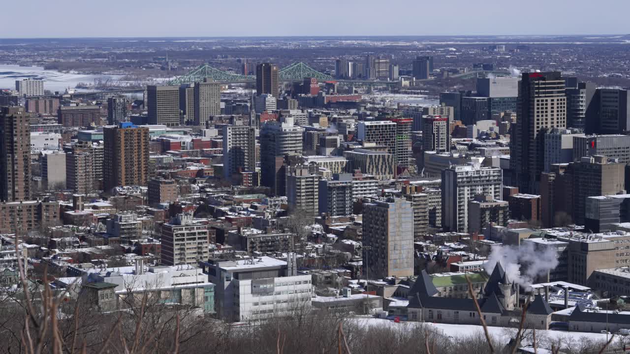 굴뚝에서 연기가 나오는 도시 도시 건물의 설정 샷