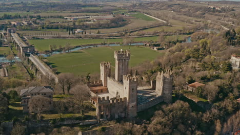 Drone-shot-over-Scaligero-castle,-Mantova-Italy