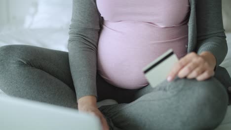 Verfolgung-Des-Rechten-Videos-Einer-Nicht-Wiederzuerkennenden-Schwangeren-Frau-Mit-Kreditkarte.