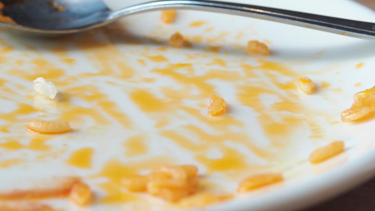 Avanzi di cibo in un piatto con un cucchiaio