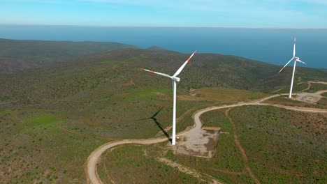 órbita aérea sobre la estructura de los aerogeneradores de un parque eólico en el norte de chile, américa latina
