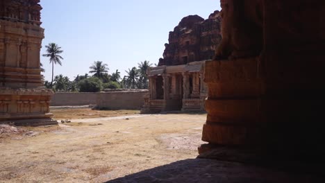 Ruinas-De-La-Antigua-Ciudad-De-Hampi,-Mirando-Desde-El-Exterior