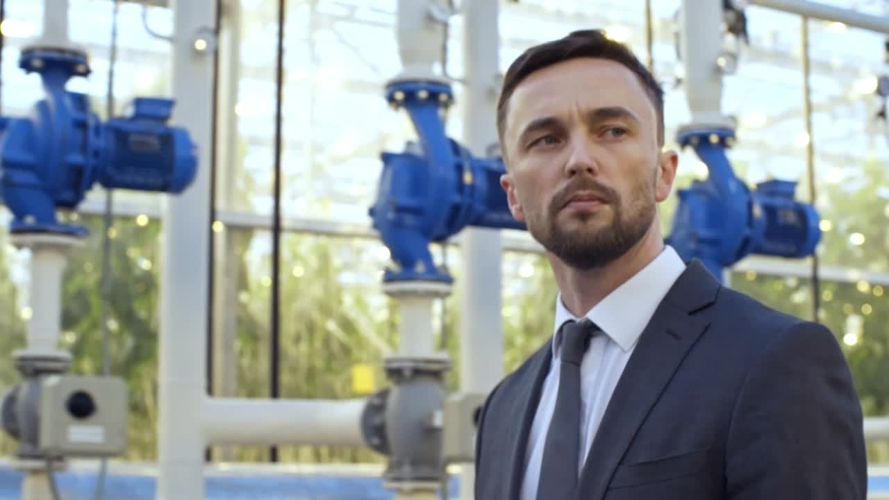 hombre de negocios caminando por el pasillo del invernadero