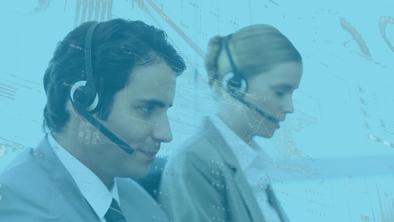 trabajadores de centros de llamadas multiétnicos animados con tecnología en una oficina impulsada por datos.