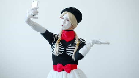mime taking a selfie