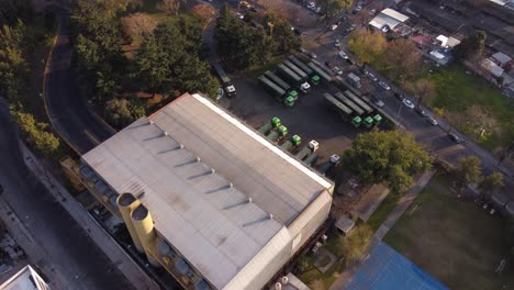 Tiro-Inclinado-Hacia-Abajo-Del-Dron-De-Camiones-De-Estacionamiento-En-La-Fábrica-De-Residuos-A-Energía-En-El-Distrito-De-Buenos-Aires,-Argentina---Tratamiento-Ambiental-Y-Reciclaje-De-Aguas-Residuales