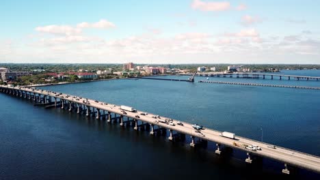 verkehr entlang der brücke über den manatee river in der nähe von bradenton, florida, bradenton, florida