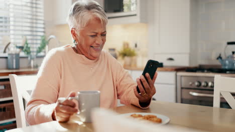 Glückliche-ältere-Frau,-Telefon-Und-Kaffee-Mit-Lustig