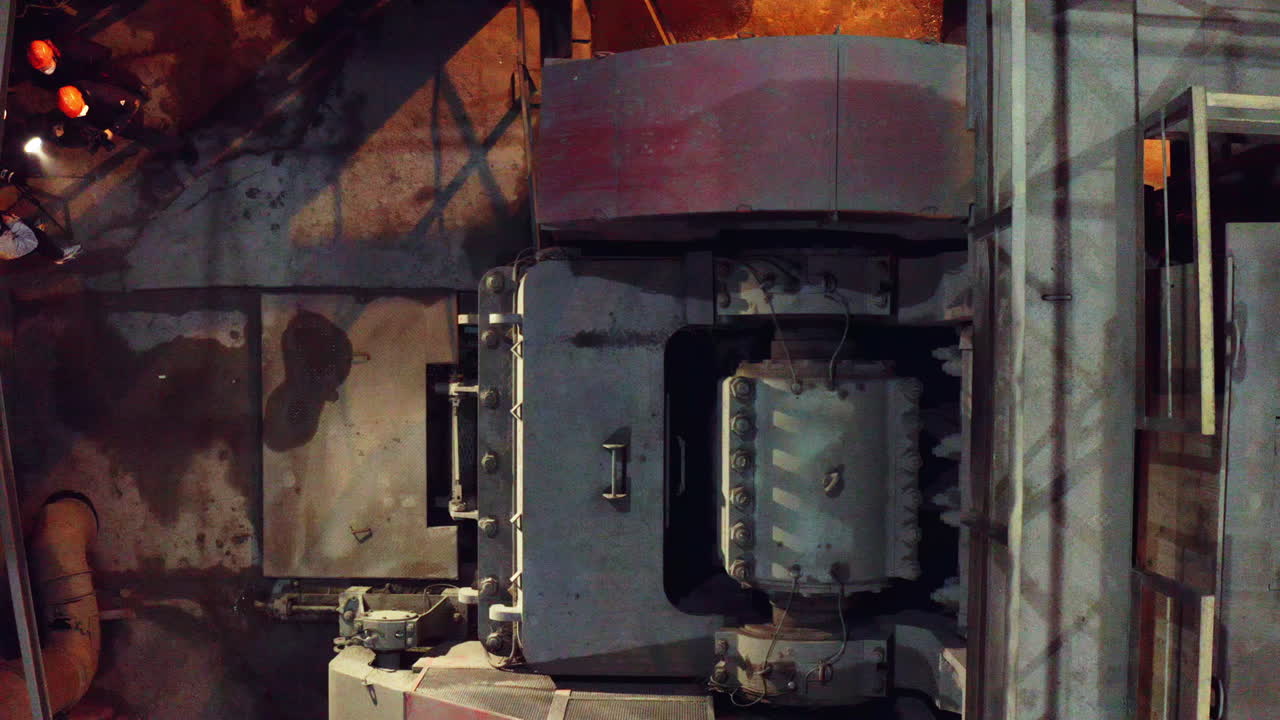 manutenzione notturna dei macchinari industriali