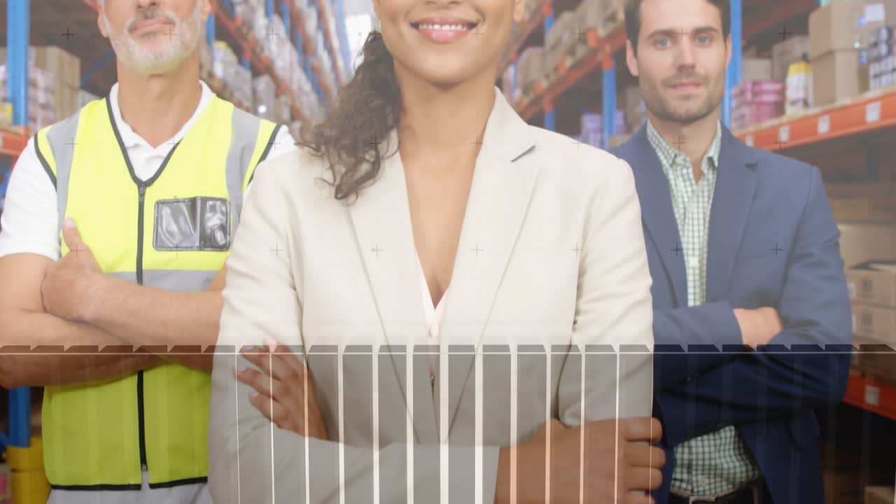 Team del magazzino in piedi nel corridoio che avvia grafici animati e curve di dati che mostrano metriche logistiche.