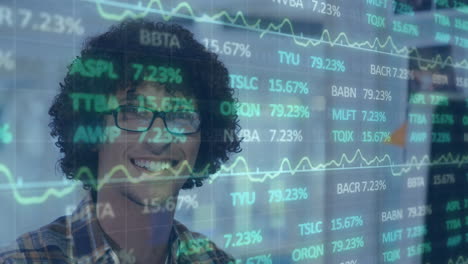 animación del procesamiento de datos del mercado de valores contra un empresario biracial que usa una computadora portátil en la oficina