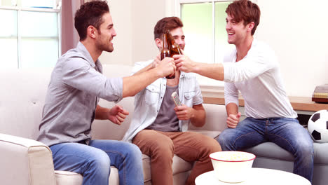 Freunde-Schauen-Sport-Im-Fernsehen-Und-Trinken-Bier