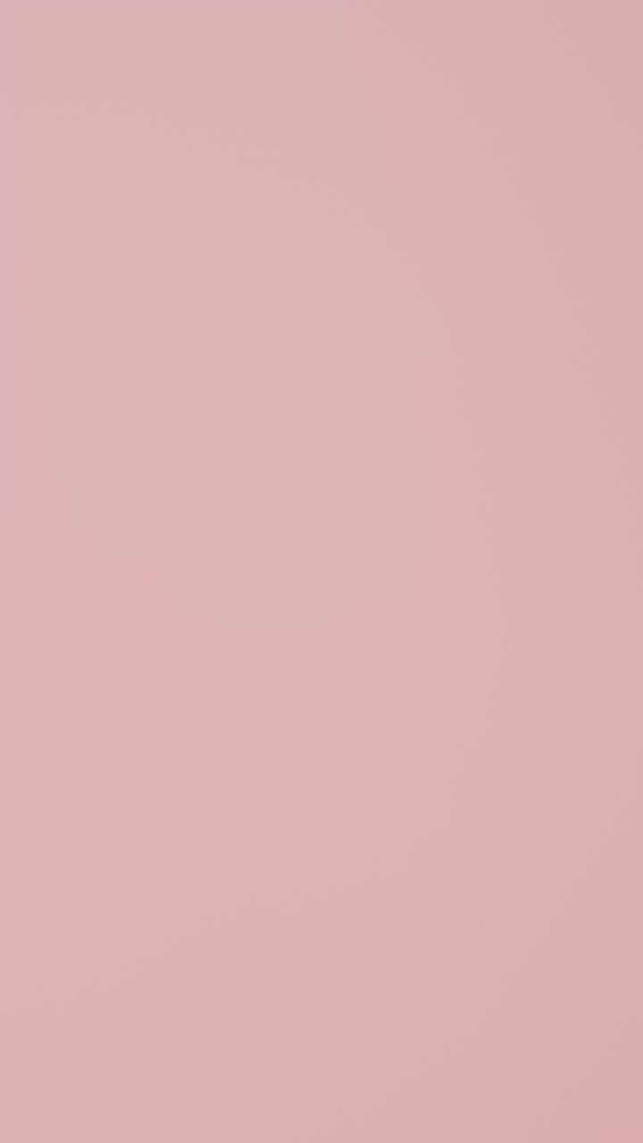 fotografía de estudio de video vertical de lápices multicolores en una línea sobre fondo rosa 1