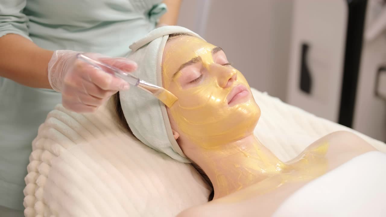 Trattamenti professionali per la cura del viso nella clinica di cosmetologia moderna.