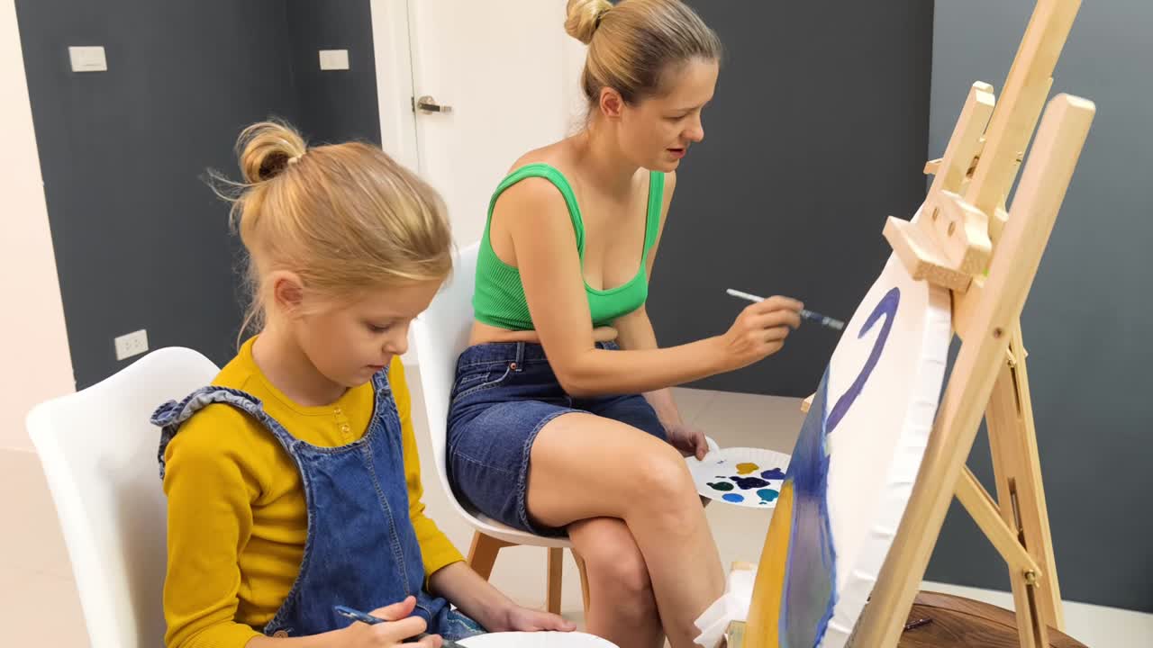 어머니와 딸이 함께 그림을 그리는 것