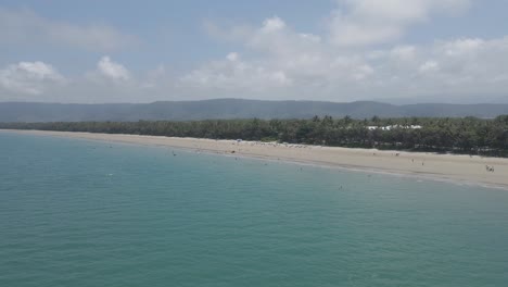 Panorama-Auf-Das-Ruhige-Wasser-Des-Berühmten-Four-Mile-Beach-In-Fnq,-Australien