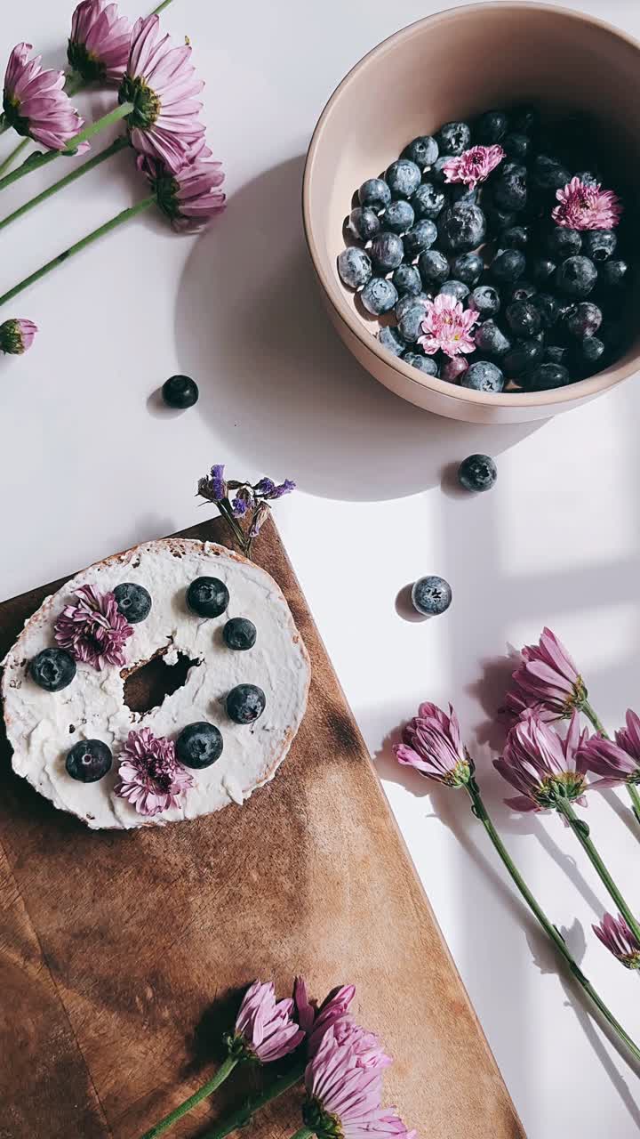 꽃과 함께 우아한 블루베리 크림 치즈 베이글